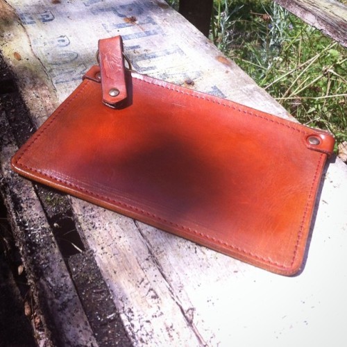 Pochette en cuir 17x12 cm , bientôt sur le shop! #cuirtatoué #tattooedleather #cuir #renarde #handma