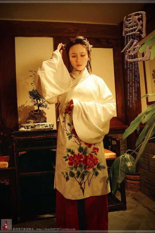 fouryearsofshades:筱绣阁 shop102072073.taobao.com/ Traditional Chinese Hanfu. Fun fact: this out