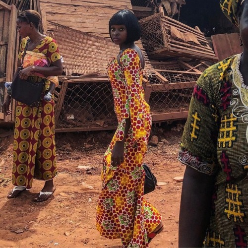 forafricans: A stylish woman on the streets of San-Pédro, Ivory Coast. ©Joana Choumali