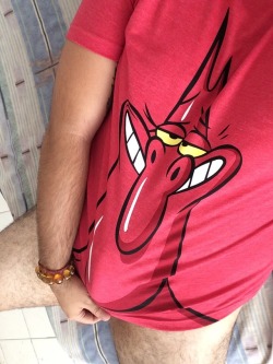 ledwardbear:  Hombre rojo sin pantalones