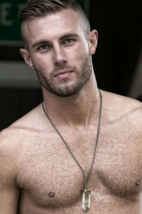 moxyhart:  HOLY SHIT! Follow me: http://moxyhart.tumblr.com