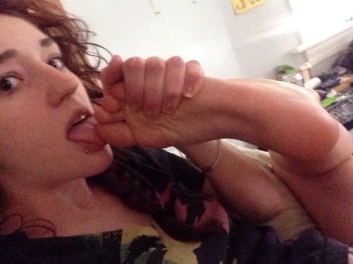 itsallaboutthetoes: melanieteensoles: Hey guys hit me up enjoy Melanie It’s all about the TOES.