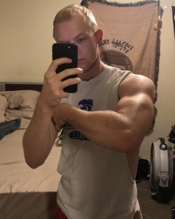 jdgentleman:  allsmoldernosalts:pre doing arms but had to catch that lighting ya dig Can you honestly just stop making me look bad