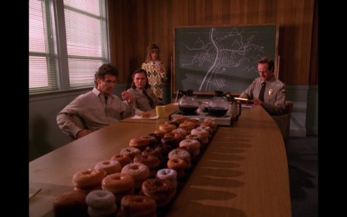 Ok, so I am watching Twin Peaks for the first time and someone NEEDS to explain to me why the two de