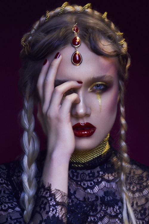 http://fashionworldmagazine.com/reine-de-beaute/New beauty editorial for Fashion World Magazine <