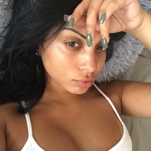 wavy-spice:  You can still be cute with no make-up 