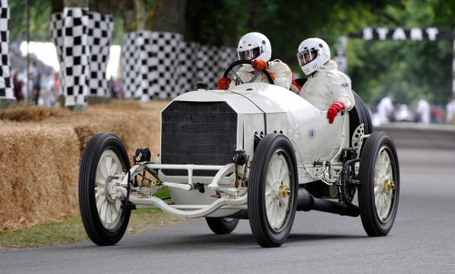 Fonte : Merited motor sport veteran the 1908 Mercedes Grand-Prix racing car. Mercedes-Benz HISTORIE_