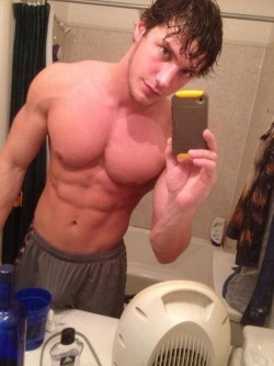 bigkimsprettyboyblog:  Super sexy selfie!