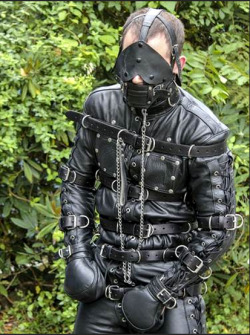 leatherbdsm:  Secured in Leather What’s not to like about this pic.  Complete leather coverage and nice and secure. 