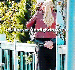 captainswansource:Captain Swan kiss in the finale! [Video: x]