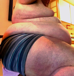 mikebigbear:  superchubby:  13-4-7   So thick and sexy  those legs