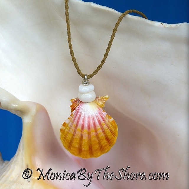 Country Style! Sunrise & Puka Shells 💖 New on my website today! #sunriseshell #jewelry by #monicabytheshore #sunriseshells #haleiwa #northshore #necklace #pendant #pukashells #hawaii #sunriseshelljewelry #seashells #shells www.monicabytheshore.come...