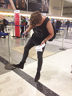 literallybyeisgone-deactivated2:  Ashton Irwin at the airport looking like a little