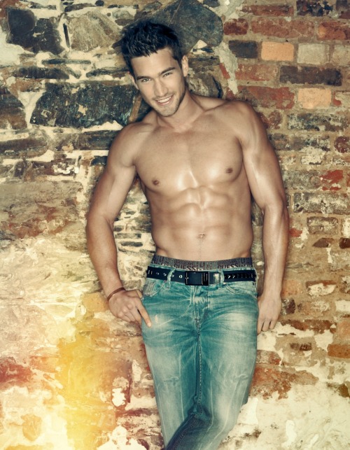 takemetobedandlosemeforever:  Sean Sanders