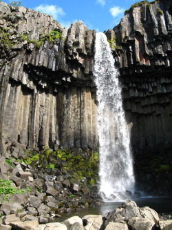 breathtakingdestinations:  Svartifoss - Iceland (by paula soler-moya) 