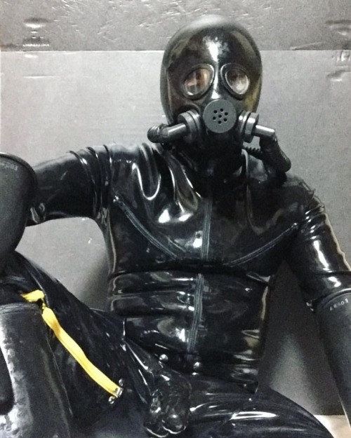 #latexmirrormask#rubberman #heavyrubber #gayrubber#gayrubberfetish#gayrubberman#rubbermask