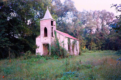 oldabandonedchurch:  fuckyeahabandonedplaces:  Abandoned 1983 by juliealicea1947 on Flickr. Via Flic