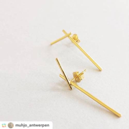 Repost @muhjo_antwerpen - Fracture Gold oorstekers van @josienbaetens #muhjo #juwelen #zilver #vergu
