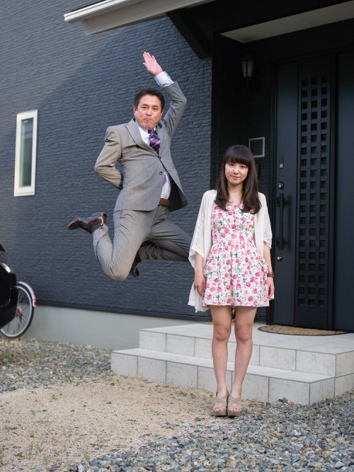 hohentai:Dads jumping next to their daughters is Japan’s latest amazing trendThis