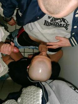 redskinbd:  servin’ my bro ‘n his bud in a public toilet. that’s the way it should be! 