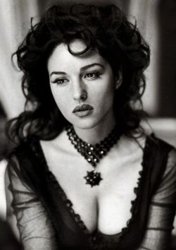 vintagesideoflife:  Monica Bellucci  Mujeron. .bufff