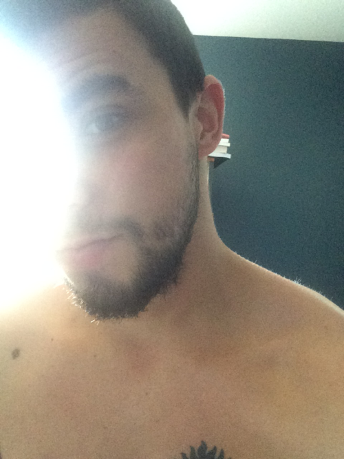 biblogdude:  straightdudesexting:  Straight Canadian stud  I’m down for some Straight Canadian cock. Bring it bro 