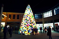 kqedscience:  Consumerist Christmas Tree Uses Thousands of Multi-Colored Plastic Bags to Symbolize Our Addiction to Waste”Christmas is a wonderful time to connect with family and friends, but the holiday season is also laced with excessive consumerism and