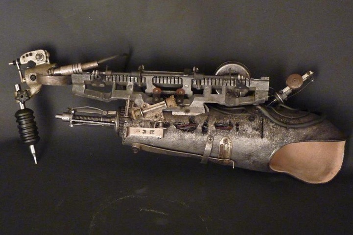 sixpenceee:  Prosthetic Arm That’s Also a Tattoo Machine  Designed by French artist