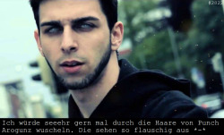 deutschrap-confessions:  #2822: “Ich würde seeehr gern mal durch die Haare von Punch Arogunz wuscheln. Die sehen so flauschig aus *-*” quelle