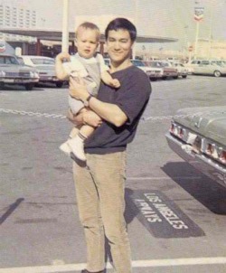 kungfu-taichi-martialarts:  Bruce Lee is not only a Kung Fu Lengend but also a Great FatherHe loves his son very much