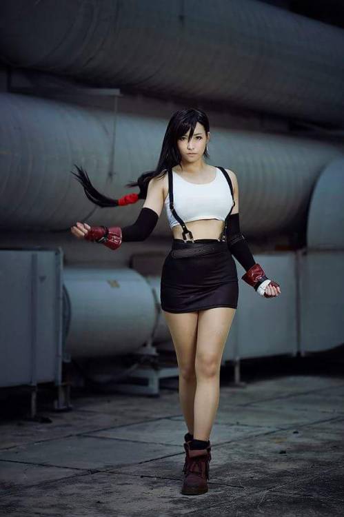 Beautiful Tifa Lockhart cosplay