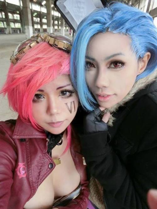 league-of-legends-sexy-girls:  Vi and Jinx 