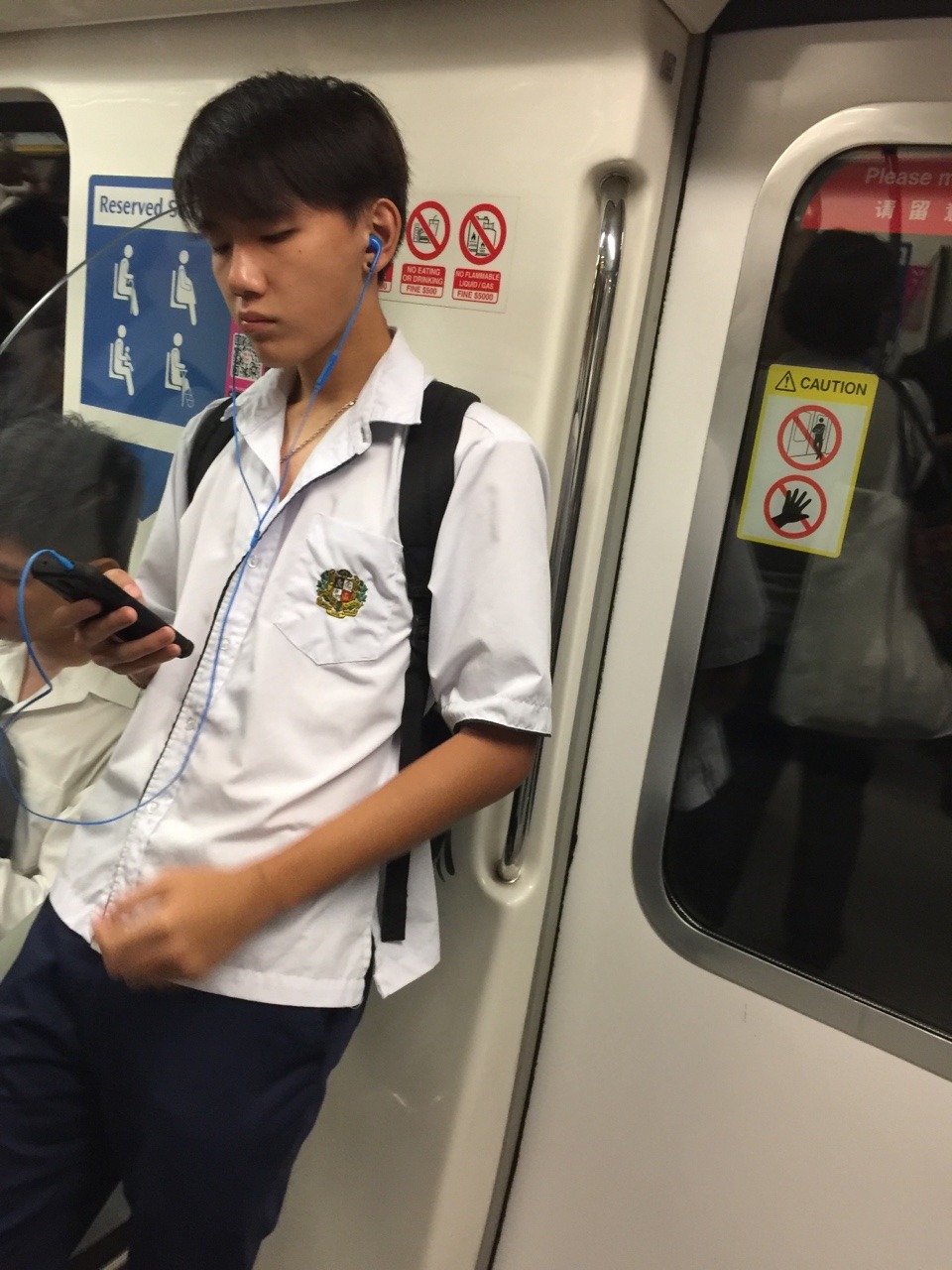 sgboyssss:  Monday not blue, student caught in train 👦🏻 