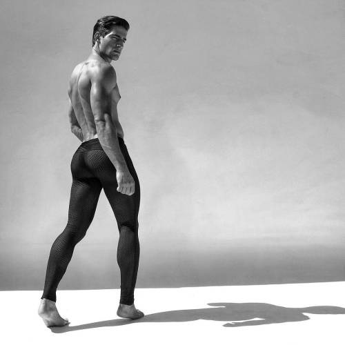 lswieckitay:  “A beautiful body perishes, but a work of art dies not.” -Leonardo da Vinci #Rufskin #RufskinSport #LoganRufskin #sportswearforeverywhere #RufskinStudio #CoatsandPouches #sportswearforeverywhere #sportswear #athleticwear #activewear
