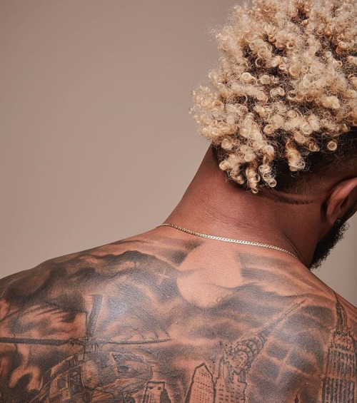 hotfamousmen:  Odell Beckham Jr.  Why is his dick hard in a tub full of men?