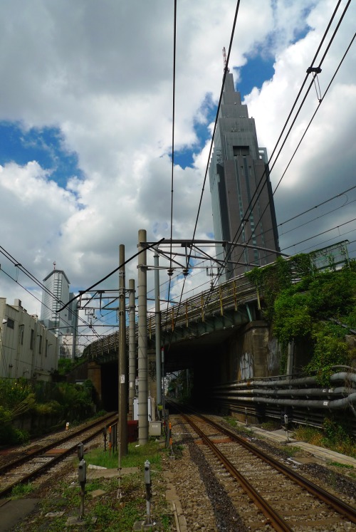 A railroad-crossing, not far from Yoyogi station 代々木駅. The big skyscraper is the NTT Docomo Yoyogi B