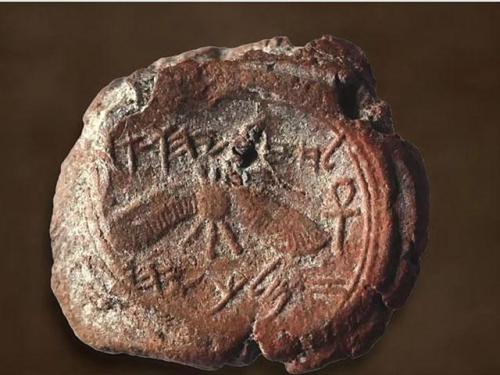 historyarchaeologyartefacts:The seal of king Hezekiah of Judah, 717-686 BC, 13x12 mm [640x480]