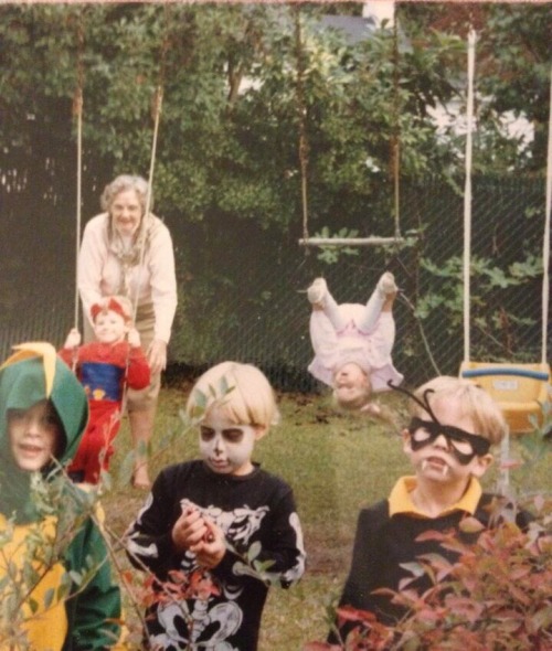 stunningpicture:  Halloween 1989. That’s me on the right. My sister is behind me and about to have a really bad day.