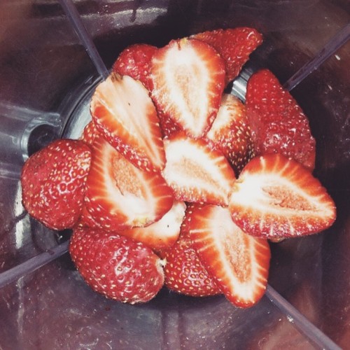 All I need is milkshake ☺️ #milkshake #snack #healthy #strawberries #loveit #foodporn #batidodemoran