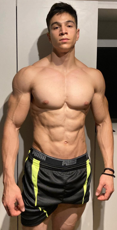 Cocky muscle jock knows how fucking sexy he is. 