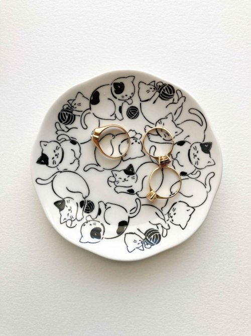 littlealienproducts:    Cat Ceramic Ring Dish by  RoyalJewelryInt  
