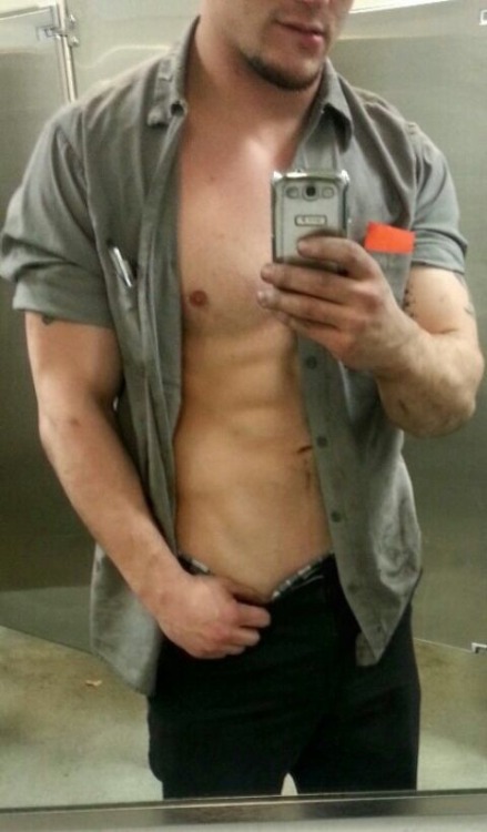 hot4dic2:  bulgeout:  ALEX BLUE COLLAR WORKER FROM CHICAGO http://www.heavynuts.com/  Hot4dic2.tumblr.com —— Follow me and I will check out your page. If I like what I see I will Follow you back! Send me selfies and other hot pics to hot4dic2@gmail.com