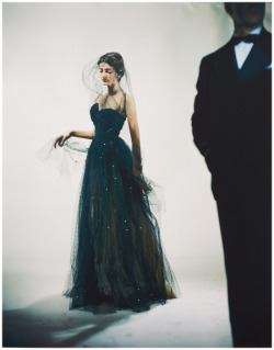 vintagechampagnefever:  The beautiful Carmen Dell’Orefice captured by Erwin Blumenfeld 