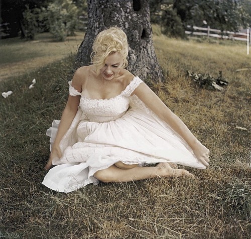 perfectlymarilynmonroe:  Marilyn Monroe photographed in Amagansett, NY, by Sam Shaw