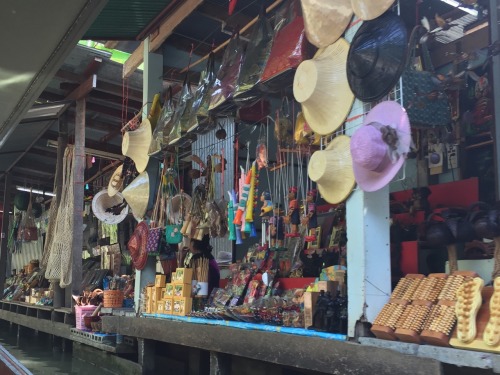 Damnoen Saduak Floating Market ~ Ratchaburi, ThailandFloating markets are quite common through Tha