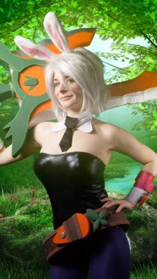 gothamswhore:mandacowled:OMG! Had soo much fun as Battle Bunny Riven this weekend at Toronto Comic Con! Can’t wait to stream on Thursday…. should I be Gnar or Riven!?!?!Check me put at 7PM EST for Cosplay Thursday on Twitch.tv/MandaCowledYAY!  THAT