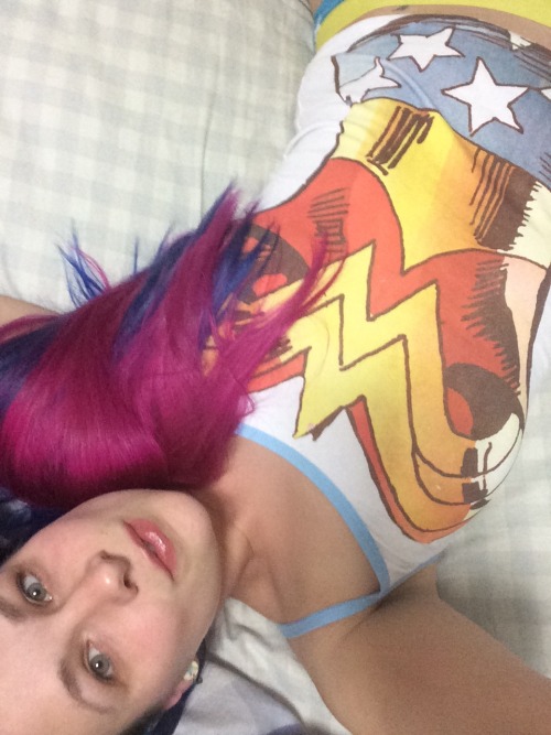 sparkie-gal:  New hair, new singlet top!