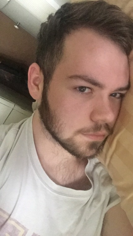 skyslut:  The moment I wake up VS literally 2 seconds later when I remember I’m in bed with your dad and I gotta smize 