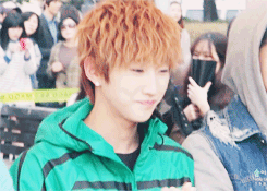 nunmoori:  jinyoung, what are you doing?? (ι´Д｀)ﾉ 