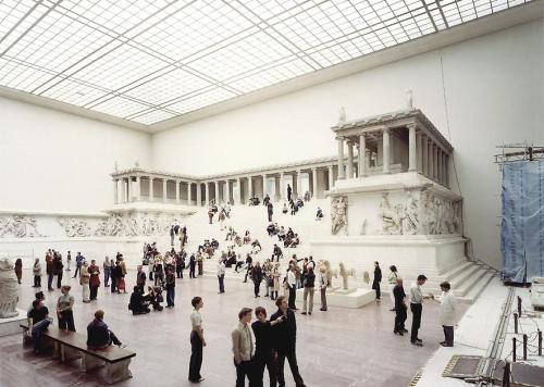 atavus:Thomas Struth - Pergamon Museum, Berlin, 2001